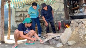 八弟（左）驚險爆米花