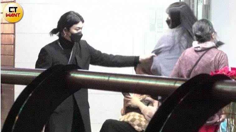 聖皓女伴陪看診返家　他門口動手遭目擊