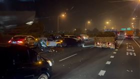 國道1號北向244.7公里、雲林斗南路段，7車連環撞釀1死3傷，肇事原因曝，駕駛「啟動自動駕駛輔助」(圖／翻攝畫面)