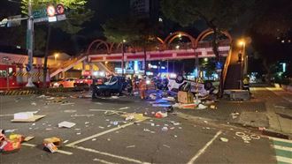 撞擊畫面曝光　小貨車搶快迴轉挨撞翻覆