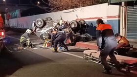 彰化死亡車禍，轎車高速失控自撞180度翻覆，3乘客逃出、駕駛受困死亡(圖／翻攝畫面)