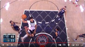 ▲唐斯（Karl-Anthony Towns）罰球圈起跳隔扣對手！場邊灰狼隊友全都瘋了。（圖／翻攝自NBA YT）