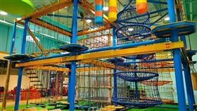 孩童日前在兒童遊樂場「追風奇幻島」大直ATT店遊玩，卻從遊具「葫蘆塔遊戲設施」直接墜地，導致4名小孩受傷、腦震盪，家長因此向業者提告求償。