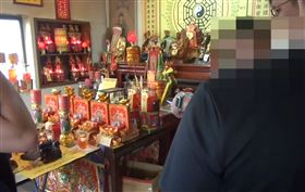 李姓主嫌，詐騙集團2個月詐財千萬！首腦天天到宮廟問事，偽裝幣商，製造假金流當斷點，算命師也被利誘提供人頭帳戶(圖／翻攝畫面)