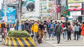 斑馬線人潮/冬天/民生/街頭(記者陳弋攝影)