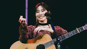 金曲歌后鄭宜農「黑化」成女刺客大秀腹肌飆電子搖滾。（圖／邊走邊聽有限公司提供）