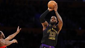 ▲詹姆斯（LeBron James）投進「Logo Shot」。（圖／路透社／達志影像）