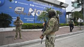 厄瓜多國營TC電視台，遭槍手闖入攝影棚，軍警武裝壓制逮捕13人（圖／美聯社／達志影像）