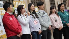 「這個世代」集結在台北車站外，呼籲在地青年返鄉投票。（圖／「這個世代」提供）