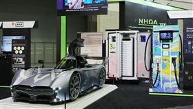 台泥儲能今年首度參加國際CES展，展示台泥儲能以防火滅火UHPC儲能櫃EnergyArk，推出CES展中唯一的「充電儲能一體穩定電網架構」。（圖／台泥提供）