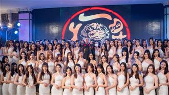 洪門年終餐會！「108正妹禮生」短裙迎賓