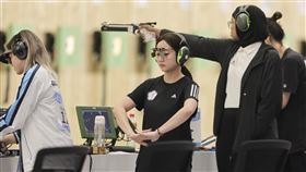 亞運射擊10公尺空氣手槍  吳佳穎闖決賽（2）杭州亞運29日進行女子10公尺空氣手槍資格賽，台灣射擊好手吳佳穎（中）排名第6，晉級決賽。圖為吳佳穎在比賽中舒展筋骨。中央社  112年9月29日