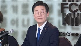 美國監聽疑雲 韓最大在野黨魁籲國會徹查外媒日前引述外洩機密文件報導美國情報當局監聽韓國等盟邦，韓國最大在野黨共同民主黨黨魁李在明11日出席外媒記者會，呼籲國會全力調查確認此事。　中央社記者廖禹揚首爾攝 112年4月11日