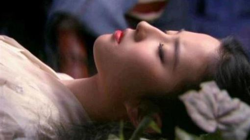 「小龍女被辱」讀者求刪除！金庸打死不改