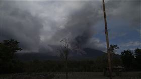 印尼的勒沃托比火山（Mount Lewotobi Laki-Laki）再次噴發。（圖／翻攝自X @dannmuts）