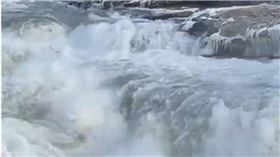 近日有網友在陝西延安黃河壺口瀑布拍到「清流飛瀑」的壯觀景像。（圖／微博）