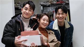 台8女神迎37歲生日　他端蛋糕突襲互動曝