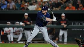 ▲光芒外野手拉雷渡蜜月時，從泳池打完排球起身才知道自己被交易了。（圖／美聯社／達志影像）