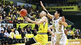 ▲東亞超級籃球聯賽，新北國王主場迎戰琉球黃金國王，林書豪上籃得分。（圖／記者劉彥池攝影）