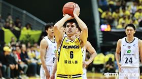 ▲東亞超級籃球聯賽，新北國王主場迎戰琉球黃金國王，楊敬敏執行罰球。（圖／記者劉彥池攝影）