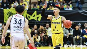 ▲東亞超級籃球聯賽，新北國王主場迎戰琉球黃金國王，林書豪持球組織攻勢。（圖／記者劉彥池攝影）