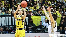 ▲東亞超級籃球聯賽，新北國王主場迎戰琉球黃金國王，林書緯出手投三分球。（圖／記者劉彥池攝影）