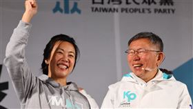 大選倒數3天  柯文哲、吳欣盈基隆造勢（1）台灣民眾黨總統候選人柯文哲（右）、副總統候選人吳欣盈（左）10日晚間在基隆國門廣場同台造勢拚選情，兩人在台上與群眾一同合唱，營造團結氣氛。中央社記者王騰毅攝  113年1月10日