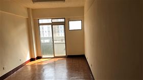 高雄勞工住宅限量招租  開放申請為協助勞工解決居住問題、減輕租屋經濟負擔，高雄市勞工局10日宣布開放受理申請「勞工租賃住宅出租」，每戶約28坪，每月租金新台幣3500元，歡迎符合資格勞工朋友申請承租。（高雄市勞工局提供）中央社記者蔡孟妤傳真  113年1月10日