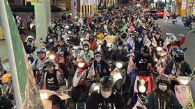 卓冠廷表示，川流不息今晚匯進愛河，這車隊規模，真的是一輩子不敢惹高雄。（圖／翻攝自黃捷臉書）