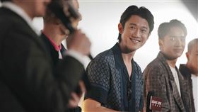 吳慷仁為《富都青年》敬業躺陽台做日光浴曬出黑肌，現在和片中膚色相差大。（圖／摩爾娛樂提供）