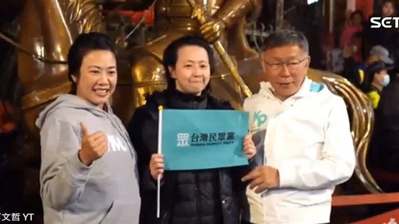 柯盈配基隆合體　當人形立牌跟民眾合照