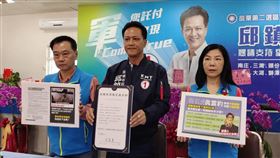 邱鎮軍表態反廢死  籲對手明確表達立場新北市國中生命案引發社會關注，國民黨苗栗縣第2選區立委候選人邱鎮軍（中）9日在記者會中表態反廢死，並指對手曾玟學支持廢死，應明確表達立場。中央社記者管瑞平攝  113年1月9日