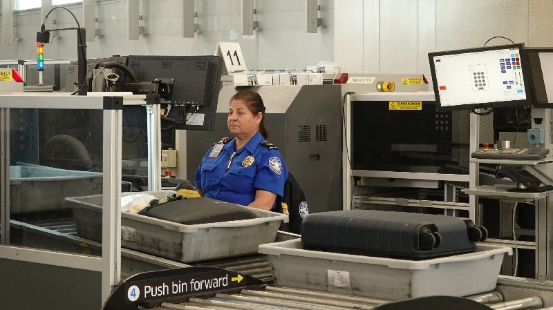 洛杉磯國際機場安檢人員洛杉磯國際機場的美國運輸安全管理局（TSA）安檢人員正在操作X光機，檢查旅客的隨身行李。根據TSA數據，2023年洛杉磯地區共有5100萬人次旅客通過了TSA的機場安檢