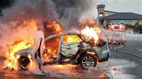 新北市淡水漁人碼頭今天（11日）上午6時許發生一起汽車火警，民眾發現停車場一輛小客車起火，並傳出劇烈爆炸聲，警消人員到場後，發現一名林姓女子（41歲）酒醉且情緒激動，她自稱在車內燃燒木炭，因受不了濃煙而逃出