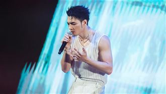 偉晉紅白爆失言！遭LE SSERAFIM粉絲出征