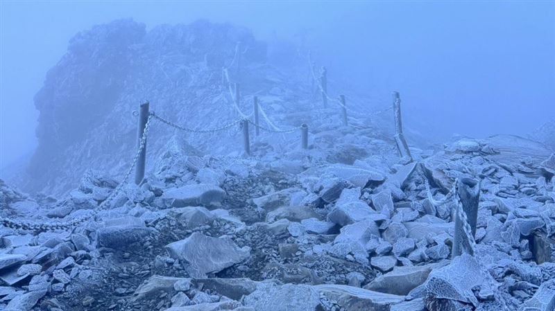 冷吱吱!玉山低溫-8.5°C 主峰風口結冰