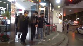 北市博愛特區發生搶案，孫姓、蔡姓男子徒手搶走黃女230萬元。