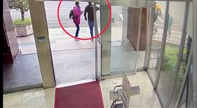 北市博愛特區發生搶案，孫姓、蔡姓男子徒手搶走黃女230萬元。