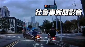 賓士飆速過彎失控　騎士傻眼來不及逃挨撞