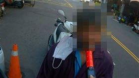 吳男酒後騎車硬拗「肝不好」，警方機智回擊讓他乖乖配合酒測。（圖／翻攝畫面）