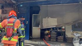 新北市新莊區化成路上一處建物今天（11日）上午10時許發生火警，警消人員獲報到場搶救，火警地點為一家機器零組件的工廠，工廠後方的一具空壓機不明原因爆炸、冒出黑煙