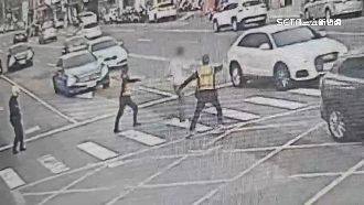 男持棍隨機毆人　警噴辣椒水壓制