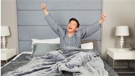 對不起讓您久等了！ 金鐘主持人也排隊的一夜好眠冬季「神」物