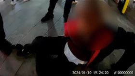 藍姓男子在西門町捷運站大鬧，隨即被帶回。（圖／翻攝畫面）