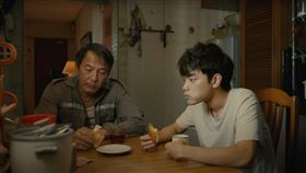 戴立忍在《明天比昨天長久》》詮釋移民到新加坡的藍領階級單親父親，與飾演兒子的陳嘉良父子感情疏離。（圖／飛望影像有限公司提供）