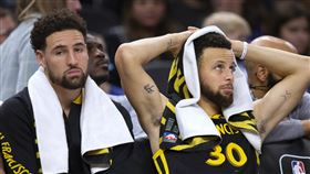 ▲柯瑞（Stephen Curry）全場只投進4球，勇士被鵜鶘狂電36分。（圖／美聯社／達志影像）