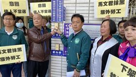 父親遭指出賣台灣農技  蔡銘軒提告馬文君民進黨立委候選人蔡銘軒（前左3）不滿國民黨立委馬文君文宣指他的父親蔡維鈿（前左2）「出賣台灣農技」，11日和律師到南投地檢署提告馬文君及其團隊宇姓助理涉犯刑法加重誹謗、公職人員選舉罷免法意圖使人不當選。中央社記者蕭博陽南投縣攝  113年1月11日