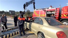 金門男駕車送友遇難，吊臂車驚現救援。（圖／翻攝畫面）