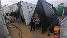 加薩平民在拉法難民營的帳篷外觀以哈戰爭持續，逾2萬名巴勒斯坦平民死於戰火，也迫使住在加薩走廊北部的巴勒斯坦人往南逃。加薩平民米克達在拉法難民營帳篷的小小空間，約45人一同生活。（加薩青年米克達提供）中央社記者施婉清開羅傳真  113年1月11日