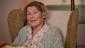 英國傳奇女星葛蘭黛傑克森在《一個人的逃亡》飾演老兵之妻。（圖／采昌國際提供）